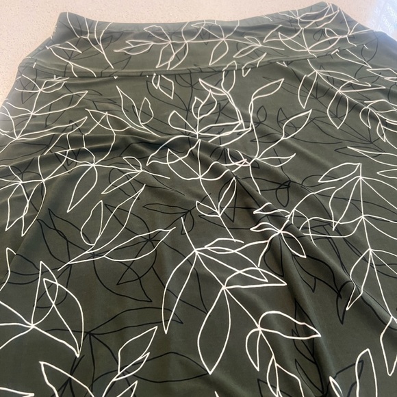 Roz & Ali Green with Black and White Leaf Pattern Flare Stretchy Skirt - Picture 4 of 11
